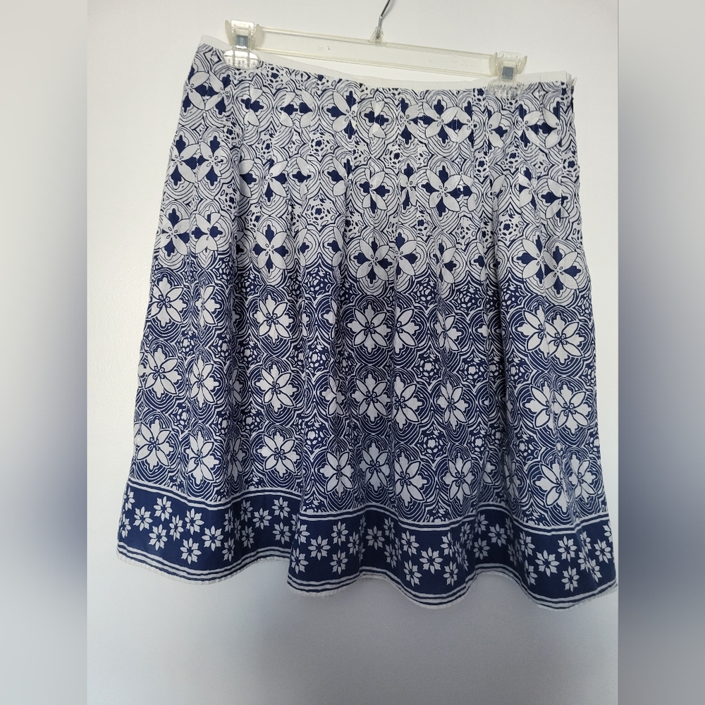 Navy and White Floral Skirt New York and Company size 16 100% cotton